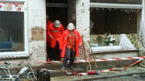 Feuerwehrleute 1992 am Ort des Brandanschlags in Mölln © dpa Foto: Rolf Rick