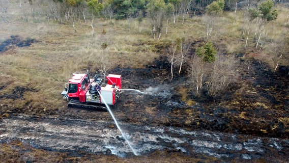 Eine Löschraupe ist beim Moorbrand auf dem Gelände der Wehrtechnischen Dienststelle 91 in Meppen im Einsatz. © picture alliance | dpa Foto: WTD 91