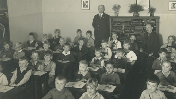 Rudolf Fehling und ein Referendar (mit Stock) beim Unterrichten einer Schulklasse © d 