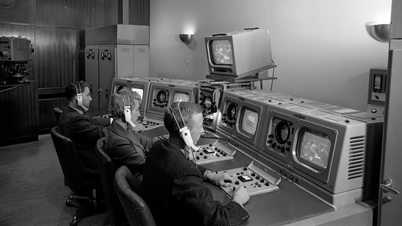 Mitarbeiter des NDR 1959 vor Monitoren in einem Verstärkerraum im Fernseh-Funkhaus Hamburg Lokstedt. © NDR 
