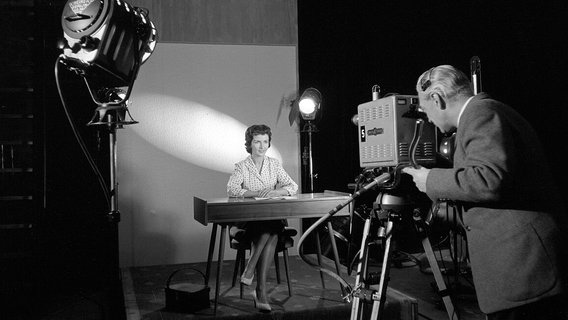 Eine Fernsehansagerin des NDR bei Aufnahmen 1957 im Studio. © NDR 