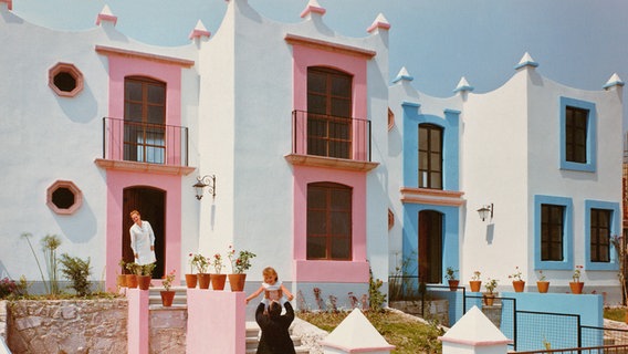 Bunte Häuser in der mexikanischen Satellitenstadt Naucalpan de Juarez in den 1970er-Jahren. © Hamburher Architekturarchiv 