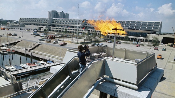 Auf dem Gelände des Segelzentrums in Kiel-Schilksee wird 1972 die Olympische Flamme erprobt. Auf dem Gelände des Segelzentrums in Kiel-Schilksee wird 1972 die Olympische Flamme erprobt. © picture-alliance/ dpa Foto: Wulf Pfeiffer