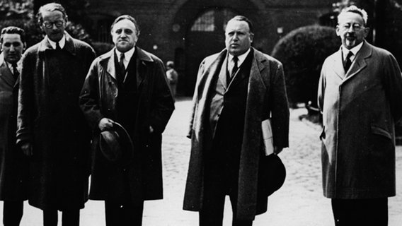 Vertreter der Liga für Menschenrechte und Anwälte 1932 vor der Strafanstalt Tegel: (v.l.n.r.) Kurt Grossmann, Dr. Rudolf Olden, Carl von Ossietzky, Rechtsanwalt Dr. Apfel und Dr. Rosenfeld. Vertreter der Liga für Menschenrechte und Anwälte 1932 vor der Strafanstalt Tegel: (v.l.n.r.) Kurt Grossmann, Dr. Rudolf Olden, Carl von Ossietzky, Rechtsanwalt Dr. Apfel und Dr. Rosenfeld. © picture-alliance/akg-images Foto: akg-images