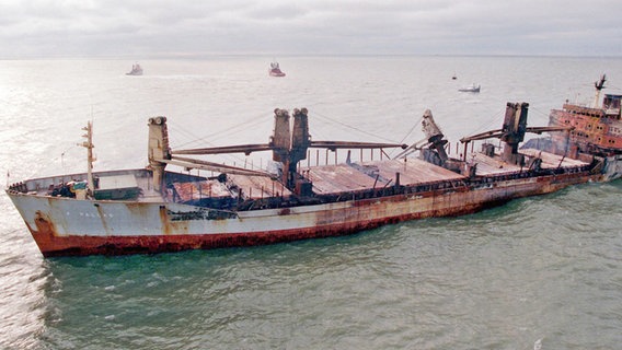 Der havarierte Frachter "Pallas" liegt vor Amrum auf Grund. © picture-alliance / dpa Foto: Rolf Rick