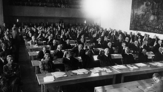 Der Parlamentarische Rat stimmt am 8. Mai 1949 über das Grundgesetz ab © picture-alliance / akg-images 