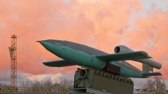 Der Flugkörper Fi 103 - auch V 1 genannt - steht 2009 im Historisch-Technischen Informationszentrum Peenemünde Der Flugkörper Fi 103 - auch V 1 genannt - steht 2009 im Historisch-Technischen Informationszentrum Peenemünde © picture alliance/ZB Foto: Jürgen Lösel