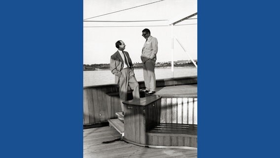 Der Architekt Cäsar Pinnau und der griechische Reeder Aristoteles Onassis an Deck der Yacht "Christina" 1954 © Foto Archiv Peter Pinnau 