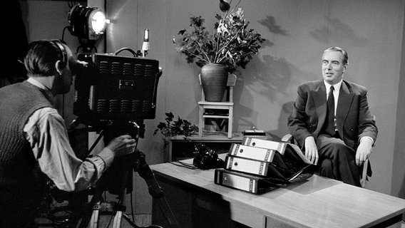 Werner Pleister, Fernseh-Intendant des NWDR, beim Programmstart am 25. Dezember 1952. © NDR 