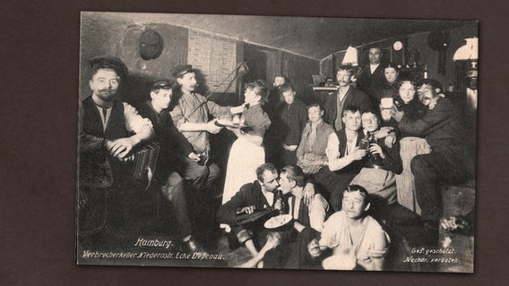 Auf einer alten Postkarte sind Menschen in der Hamburger Kneipe "Verbrecherkeller" abgebildet.  