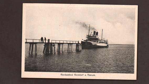 Eine alten Postkarte zeigt eine Fähre auf Amrum.  