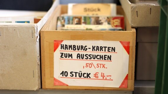 Ein Schukarton mit Postkarten. © NDR Foto: Wolf-Hendrik Müllenberg