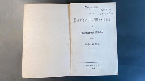 Eine Ausgabe von 1960 vom "Regulativ für die Bordell-Wirthe und eingezeichneten Mädchen in der Vorstadt St. Pauli" im Hamburger Staatsarchiv. Eine Ausgabe von 1960 vom "Regulativ für die Bordell-Wirthe und eingezeichneten Mädchen in der Vorstadt St. Pauli" im Hamburger Staatsarchiv. © NDR Foto: Dirk Hempel