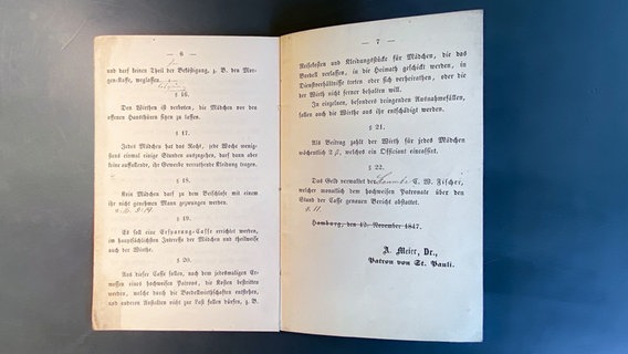 Eine Ausgabe von 1960 vom "Regulativ für die Bordell-Wirthe und eingezeichneten Mädchen in der Vorstadt St. Pauli" im Hamburger Staatsarchiv. Eine Ausgabe von 1960 vom "Regulativ für die Bordell-Wirthe und eingezeichneten Mädchen in der Vorstadt St. Pauli" im Hamburger Staatsarchiv. © NDR Foto: Dirk Hempel