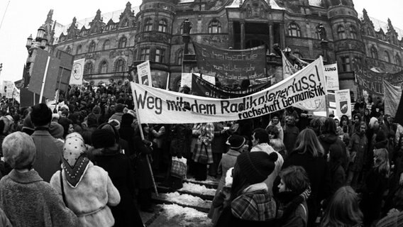 Eltern und Schüler demonstrieren am 28. Januar 1976 vor dem Neuen Rathaus in Hannover gemeinsam für mehr Lehrer und gegen den Radikalenerlass. © picture alliance / Klaus Rose Foto: Klaus Rose