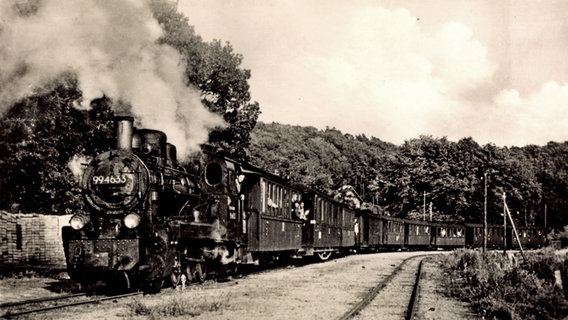 Die Schmalspurbahn "Rasender Roland" in den 1930er-Jahren. © picture alliance/arkivi 