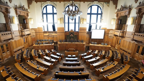 Blick in den leeren Plenarsaal der Hamburgischen Bürgerschaft im Rathaus. © picture alliance/dpa Foto: Marcus Brandt