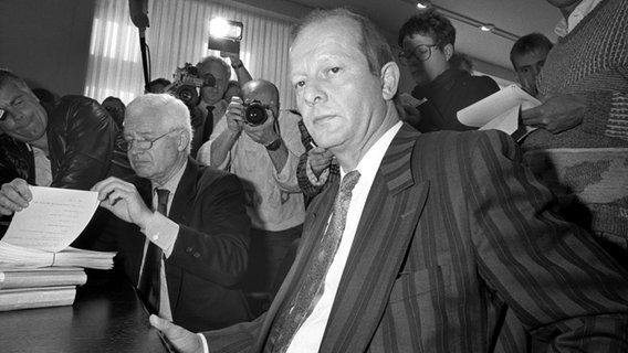 Reiner Pfeiffer (r.) und sein Anwalt Hajo Wandschneider vor dem Untersuchungsausschuss in Kiel am 23.10.1987. © dpa - Report Foto: Wulf Pfeiffer