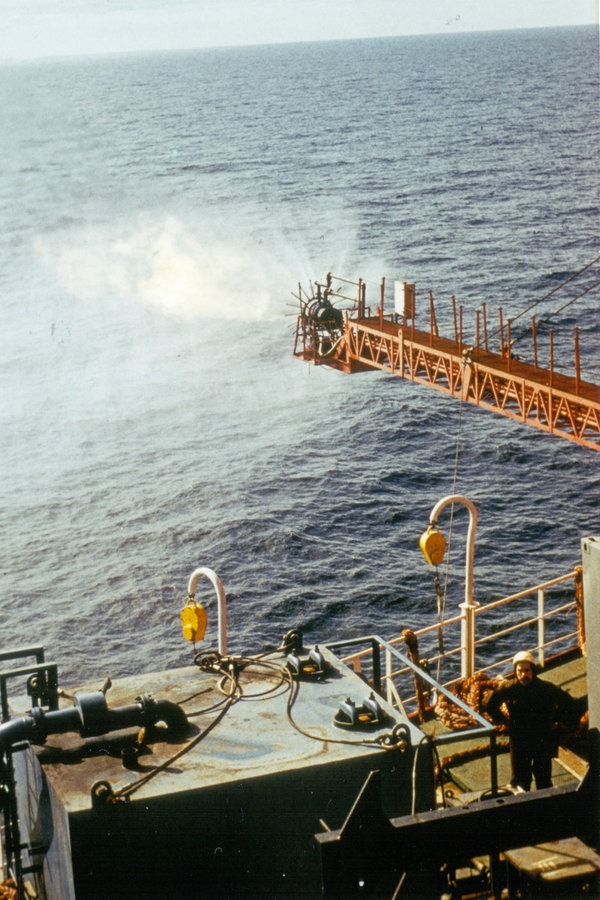 Nach dem ersten nutzbaren Erdölfund über die Bohrplattform "Petrobaltic 1980 wird das Erdölbegleitgas über eine Entlastungsleitung abgefackelt. © Detlef Schwahn 