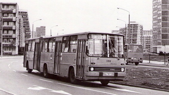 Ein Bus der Ikarus-Werke fährt 1980 auf der Linie 33 die Bertold-Brecht-Straße entlang. © Rostocker Nahverkehrsfreunde 