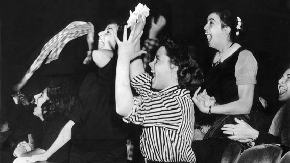 Weibliche Fans schreien bei einem Konzert in den 50er-Jahren vor Begeisterung. © picture-alliance / dpa | dpa 
