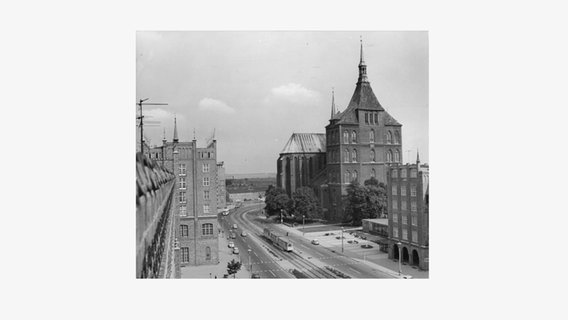 Die Marienkirche in Rostock 1966 | Bundesarchiv, Bild 183-E0627-0014-001 / CC BY-SA 3.0 Die Marienkirche in Rostock 1966 | Bundesarchiv, Bild 183-E0627-0014-001 / CC BY-SA 3.0 © gemeinfrei / Bundesarchiv, Bild 183-E0627-0014-001 / CC-BY-SA 3.0