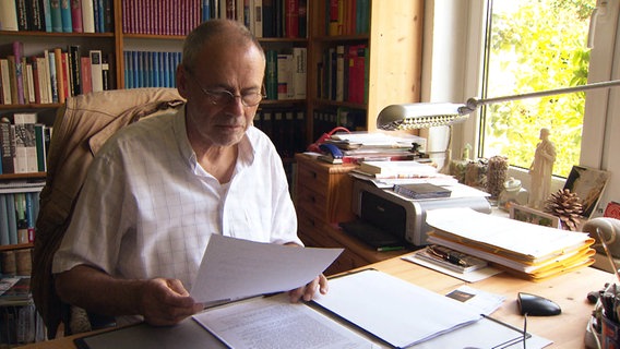 Christoph Kleemann, früher Pastor in Rostock und Bürgerrechtler am Runden Tisch, sitzt an einem Schreibtisch.  
