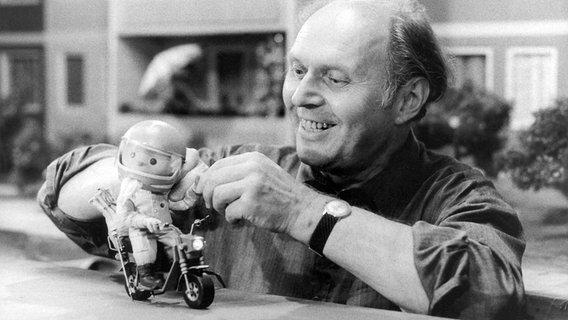 Gerhard Behrendt, Schöpfer des Sandmännchens, 1989 mit einer Moped fahrenden Sandmann-Figur. Gerhard Behrendt, Schöpfer des Sandmännchens, 1989 mit einer Moped fahrenden Sandmann-Figur. © picture-alliance/ dpa | ADN Zentralbild