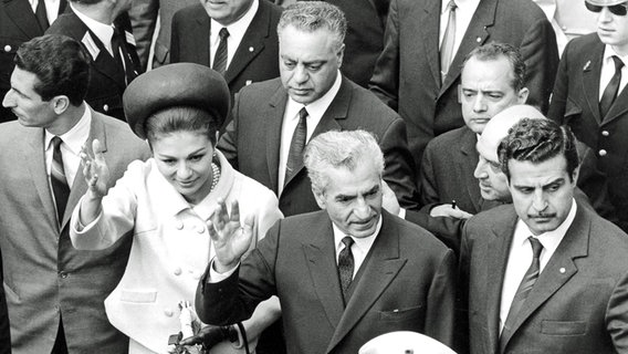 Der persische Schah Reza Pahlavi und seine Frau Farah Diba nach der Ankunft auf dem Flughafen Fuhlsbüttel am 3. Juni 1967. © dpa - Report 