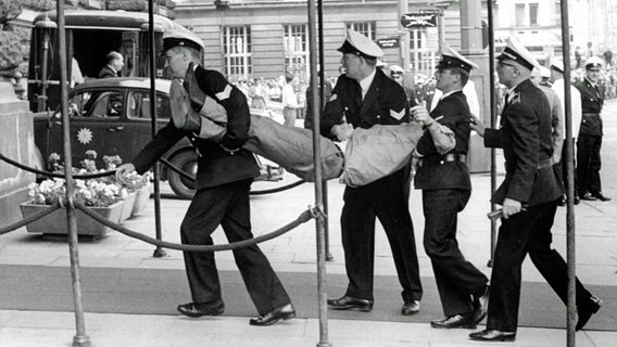 Polizisten tragen am 3. Juni 1967 auf dem Hamburger Rathausmarkt einen Demonstranten gegen den Schah weg. © dpa - Bildarchiv 
