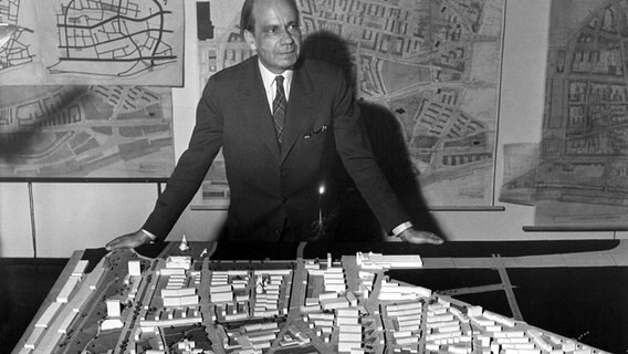 Der Architekt und Städteplaner Werner Hebebrand neben einem Modell des Bauplans für Neu-Altona. © dpa - Bildarchiv Foto: Herold