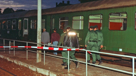Spezialkräfte der Polizei am 27. Juni 1993 bei der Spurensuche auf dem abgesperrten Bahnhofsgelände der mecklenburgischen Stadt Bad Kleinen. © picture-alliance / dpa Foto: Gaby Woitzik