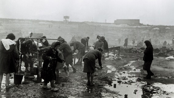 Konzentrationslager Bergen-Belsen 1945: Waschplatz für weibliche Häftlinge. © picture alliance/Mary Evans Picture Library 