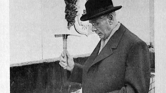 Hamburgs Erster Bürgermeister Max Brauer bei der Grundsteinlegung für die Synagoge 1958. Hamburgs Erster Bürgermeister Max Brauer bei der Grundsteinlegung für die Synagoge 1958. © NDR