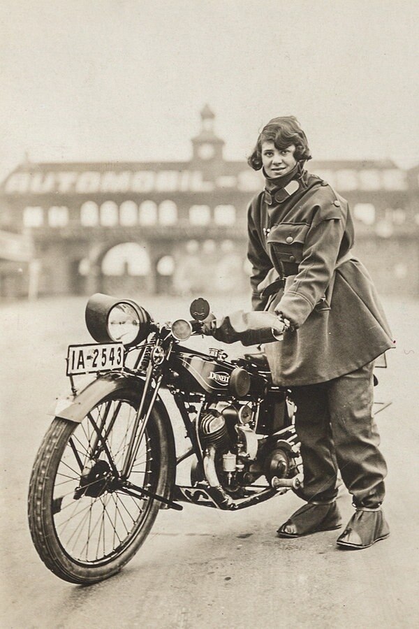 Die Motorradfahrerin Susanne Koerner vor dem Start ihrer Langstreckenfahrt Berlin-Birmingham auf der Berliner Rennstrecke "Avus" am 1. Dezember 1926. © Continental AG 