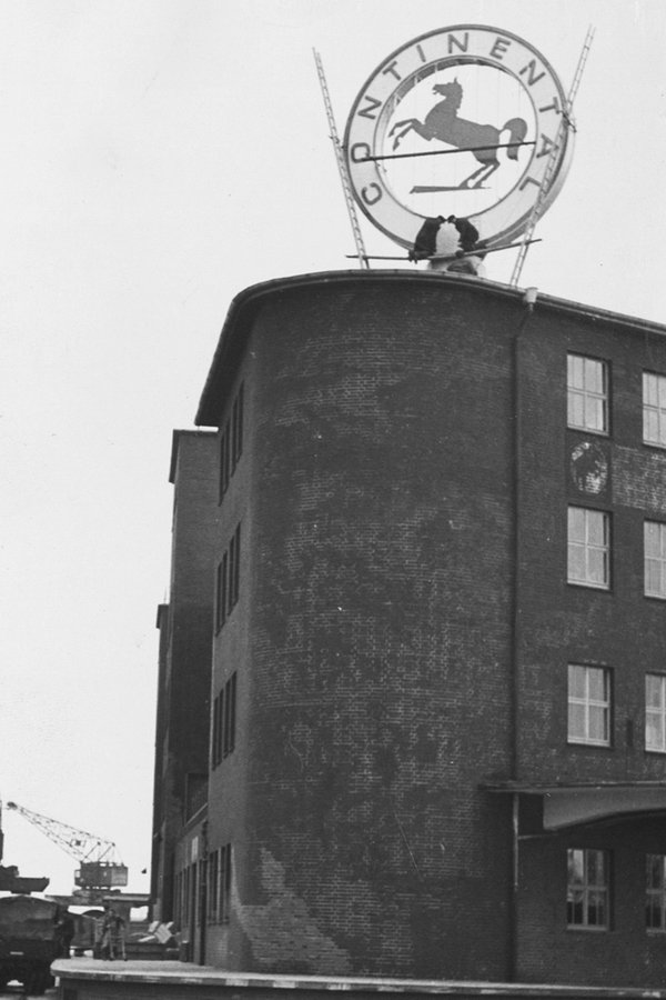 Auf dem Werkgebäude von Continental in Hannover-Stöcken wird im Dezember 1949 eine neue Leuchtreklame angebracht. © Continental AG 