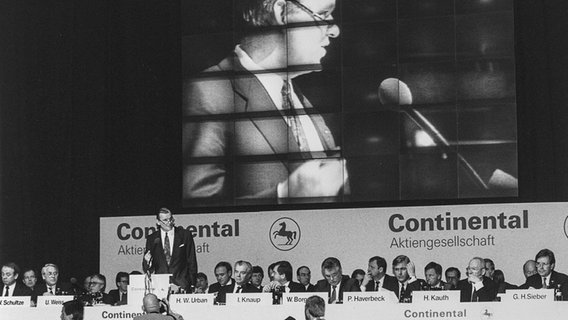 Außerordentliche Continental-Hauptversammlung am 13. März 1991, am Rednerpult der Aufsichtsratsvorsitzende Ulrich Weiss. © Continental AG 