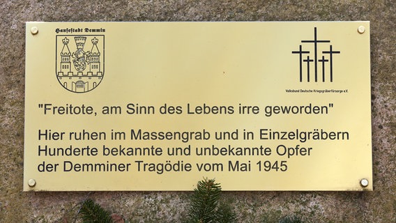 "Freitote, am Sinn des Lebens irre geworden" steht auf einer Gedenktafel auf dem Friedhof von Demmin, die an einen Massenselbstmord 1945 erinnert. © picture alliance / ZB Foto: Bernd Wüstneck