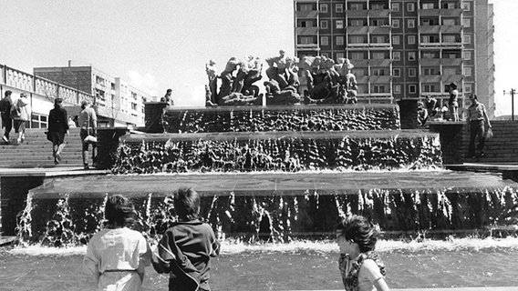 Alltagsszene auf dem Berliner Platz im Schweriner Plattenbauviertels Großer Dreesch © Konrad Biallas Foto: Konrad Biallas