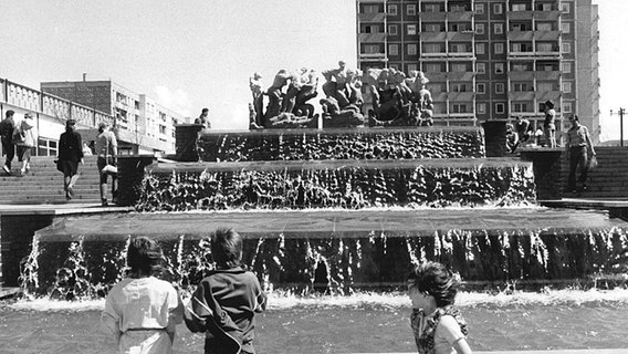 Alltagsszene auf dem Berliner Platz im Schweriner Plattenbauviertels Großer Dreesch © Konrad Biallas Foto: Konrad Biallas