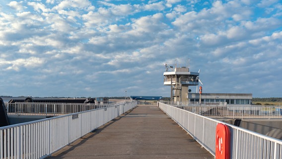 Aussichtsplattform und Fußweg auf dem Eidersperrwerk bei Tönning. Aussichtsplattform und Fußweg auf dem Eidersperrwerk bei Tönning. © picture alliance / Zoonar Foto: Jürgen Wackenhut