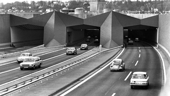 Autos fahren im Januar 1975 durch zwei Röhren des Elbtunnels. Links die fast fertiggebaute dritte Röhre. © picture-alliance / dpa Foto: Heidtmann