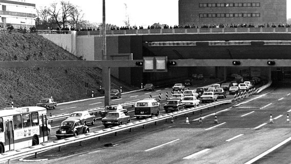 Autos stauen sich am 12. Januar 1975 vor dem neu eröffneten Neuen Elbtunnel. © picture-alliance / dpa Foto: Georg Spring