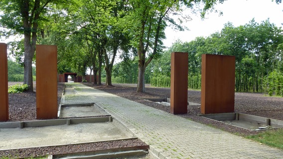 Weg auf dem Außengelände der Gedenkstätte Esterwegen. © NDR Foto: Kathrin Weber