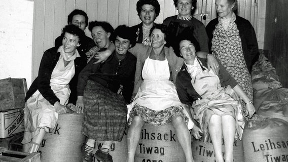 Arbeiterinnen aus der Abfüllung der Flensburger Brauerei um 1950. Arbeiterinnen aus der Abfüllung der Flensburger Brauerei um 1950. © © NDR/ECO Media