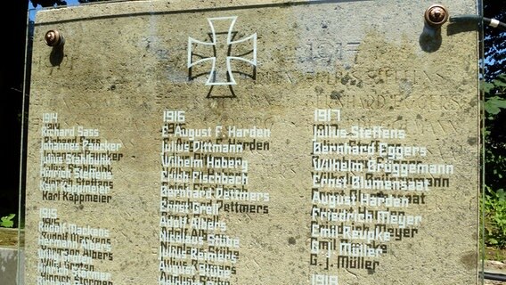 Gedenktafel für Opfer des Ersten Weltkriegs in Hamburg-Curslack. © NDR Foto: Kathrin Weber