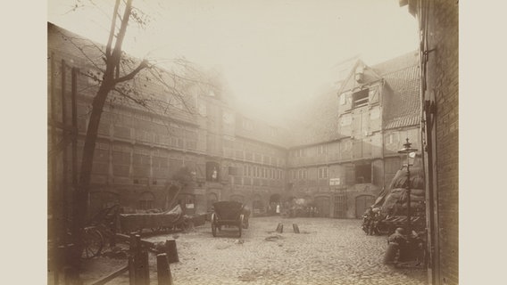 Eine historische Aufnahme des Kalkhofs aus dem Jahr 1883 von Georg Koppmann © Creative Commons Lizenz BY-SA 4.0 Foto: Georg Koppmann