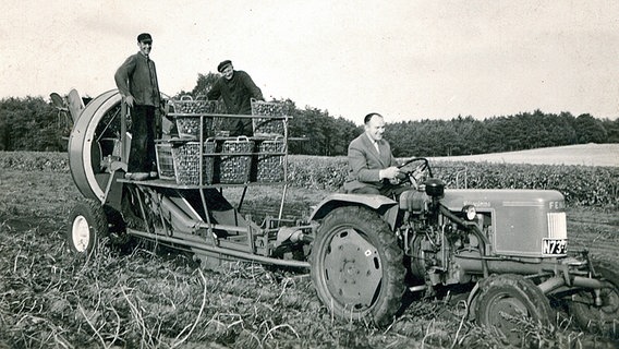 Einer der ersten vom Trecker angetriebenen Kartoffelvollernter der Firma Grimme aus dem Jahr circa 1958. © Grimme Gruppe 