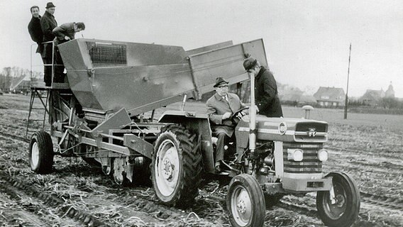 Eine Kartoffelvollerntemaschine aus circa 1965 mit Franz Grimme Senior auf dem Schlepper.  