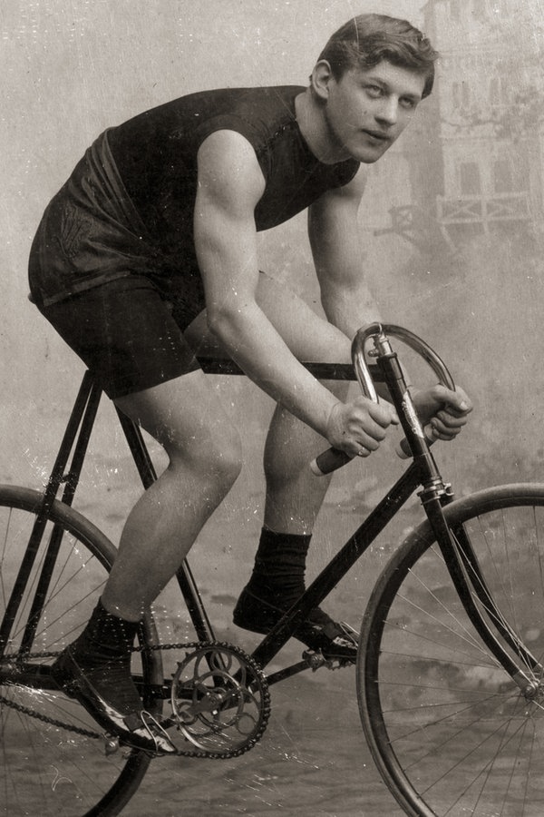 Der Radfahrer Willy Arend posiert in einem Fotostudio auf seinem Rennrad. Der Radfahrer Willy Arend posiert in einem Fotostudio auf seinem Rennrad. © RV Endspurt Hamburg Foto: Robert Wiesenhavern
